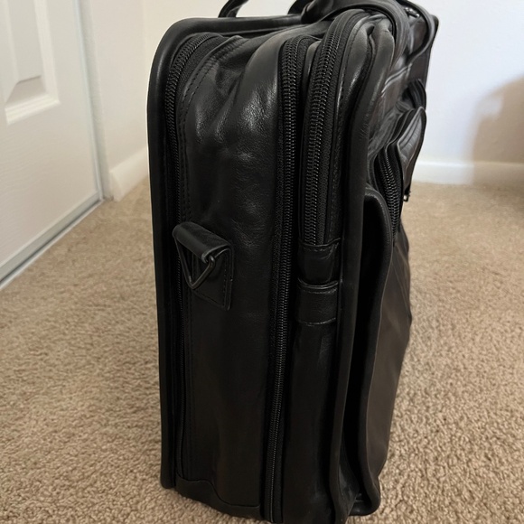 TUMI Leather Expandable Briefcase with Shoulder Strap - never been used - Picture 6 of 6
